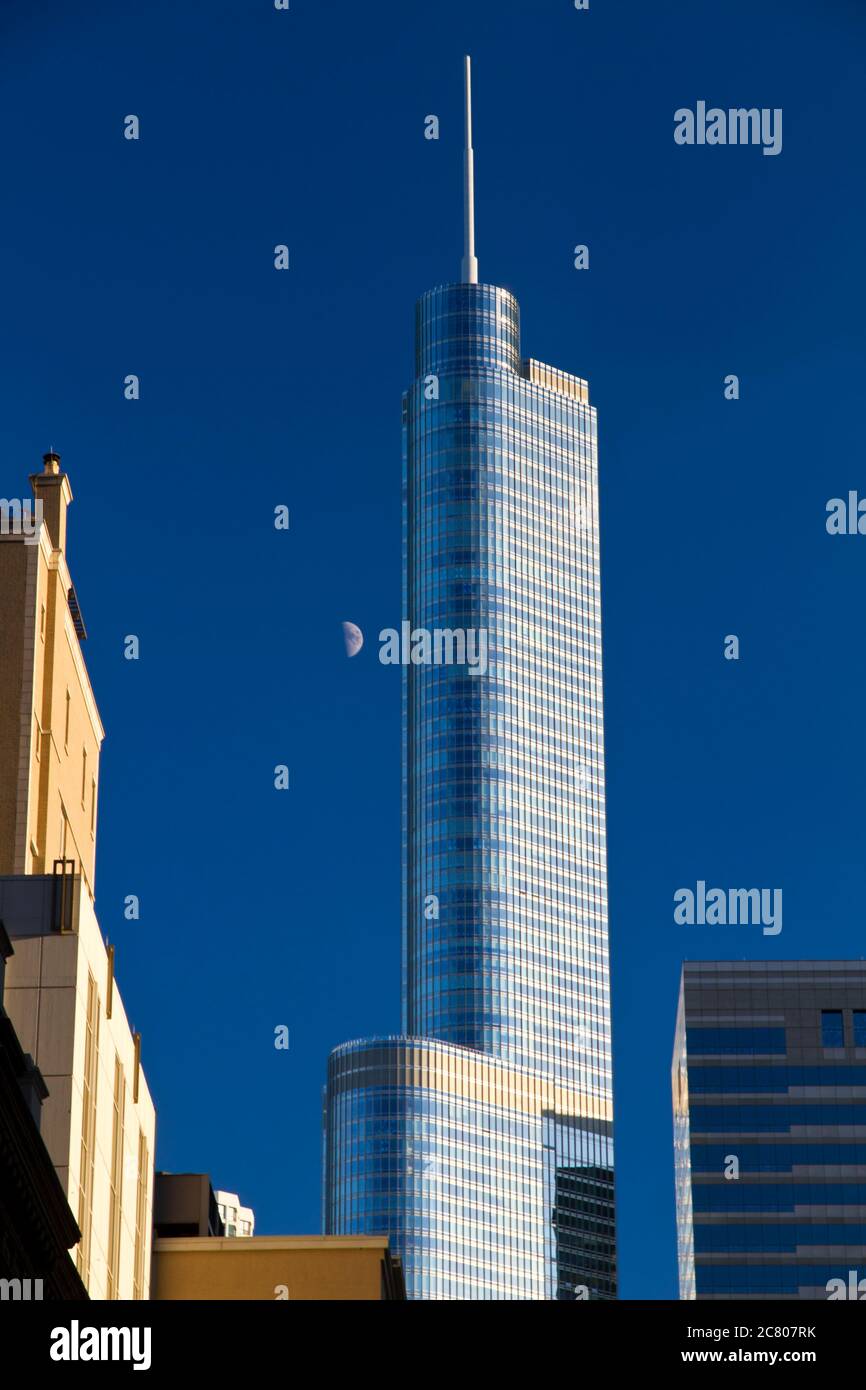 Chicago, Illinois, skyline. Trump torre e la luna su blu aky Foto Stock
