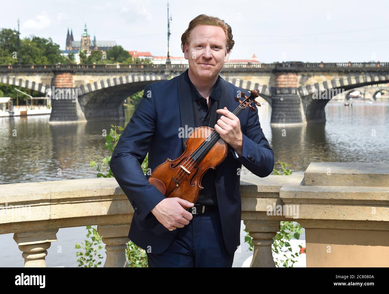 Praga, Repubblica Ceca. 20 luglio 2020. Il violinista britannico-irlandese Daniel Hope dà una conferenza stampa per presentare il concerto di settembre Hope for Prague/Prague Sounds di nuovo sul fiume Moldava, all'interno delle corde del festival autunnale, a Zofin Palace, Slovansky ostrov, Praga, Repubblica Ceca, lunedì 20 luglio 2020. Credit: Michaela Rihova/CTK Photo/Alamy Live News Foto Stock