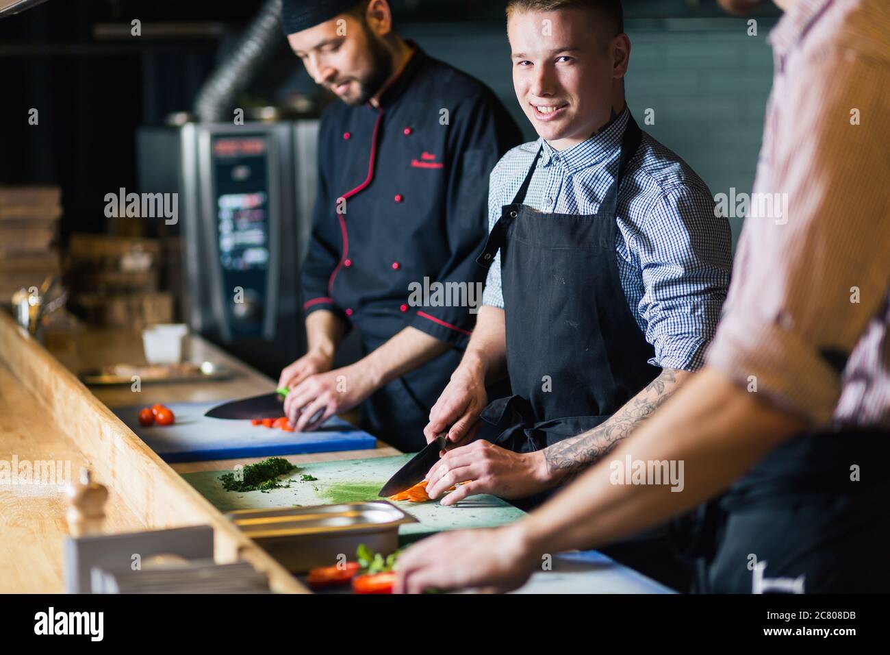 Maschio di cuochi prepara sushi al ristorante cucina Foto Stock