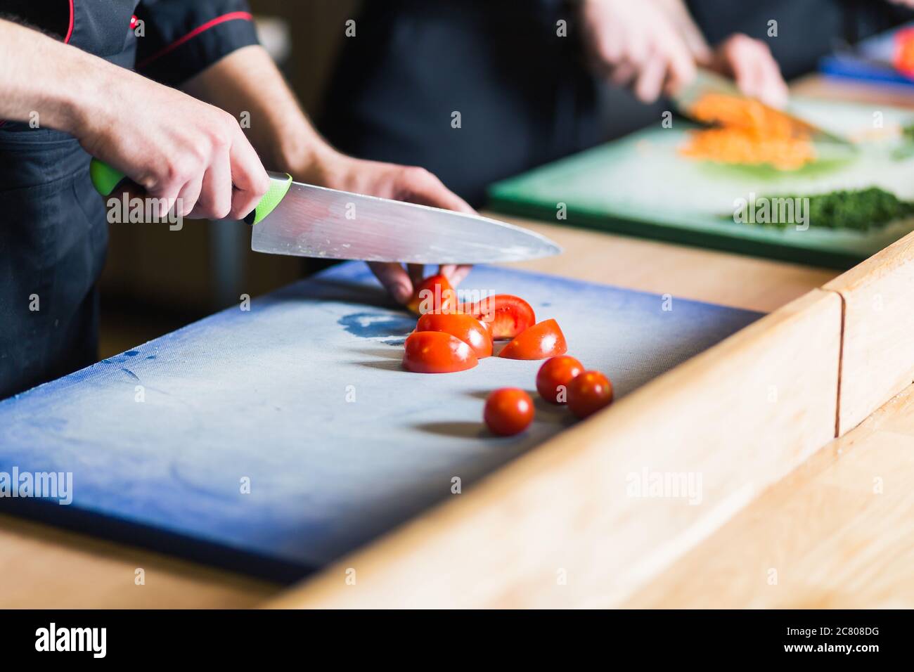 Maschio di cuochi prepara sushi al ristorante cucina Foto Stock