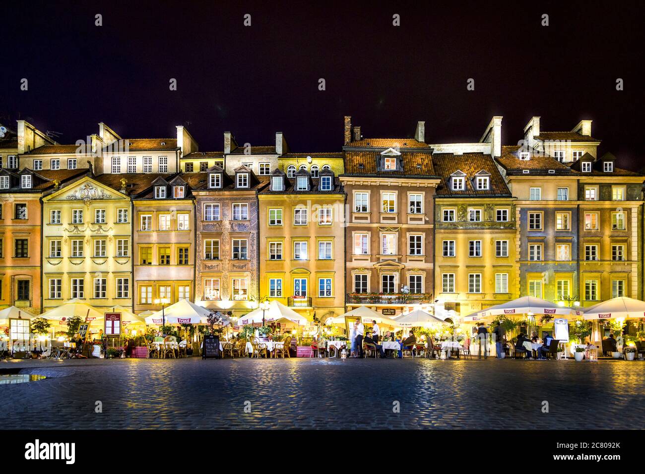 plaza con edificios iluminados en la noche de varsovia Foto Stock