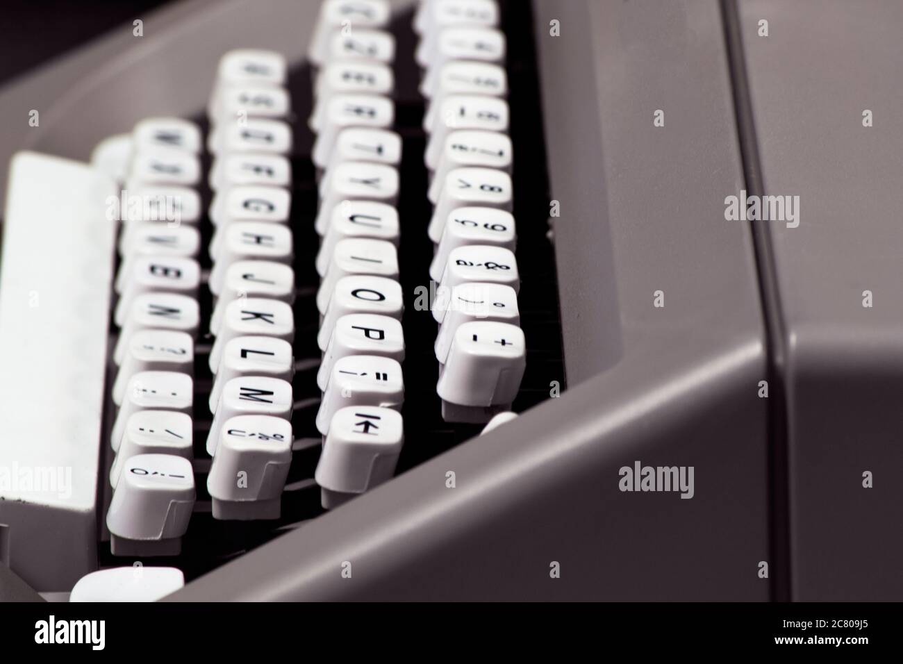 tastiera di una vecchia macchina da scrivere manuale: tasti bianchi e lettere nere Foto Stock