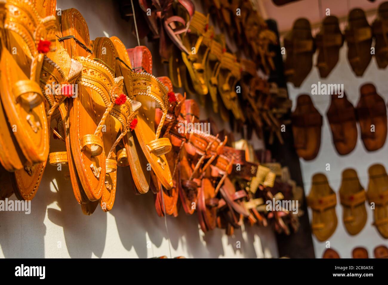 Punjabi Jutti fatti a mano dalla fiera artigianale Surajkund Foto Stock