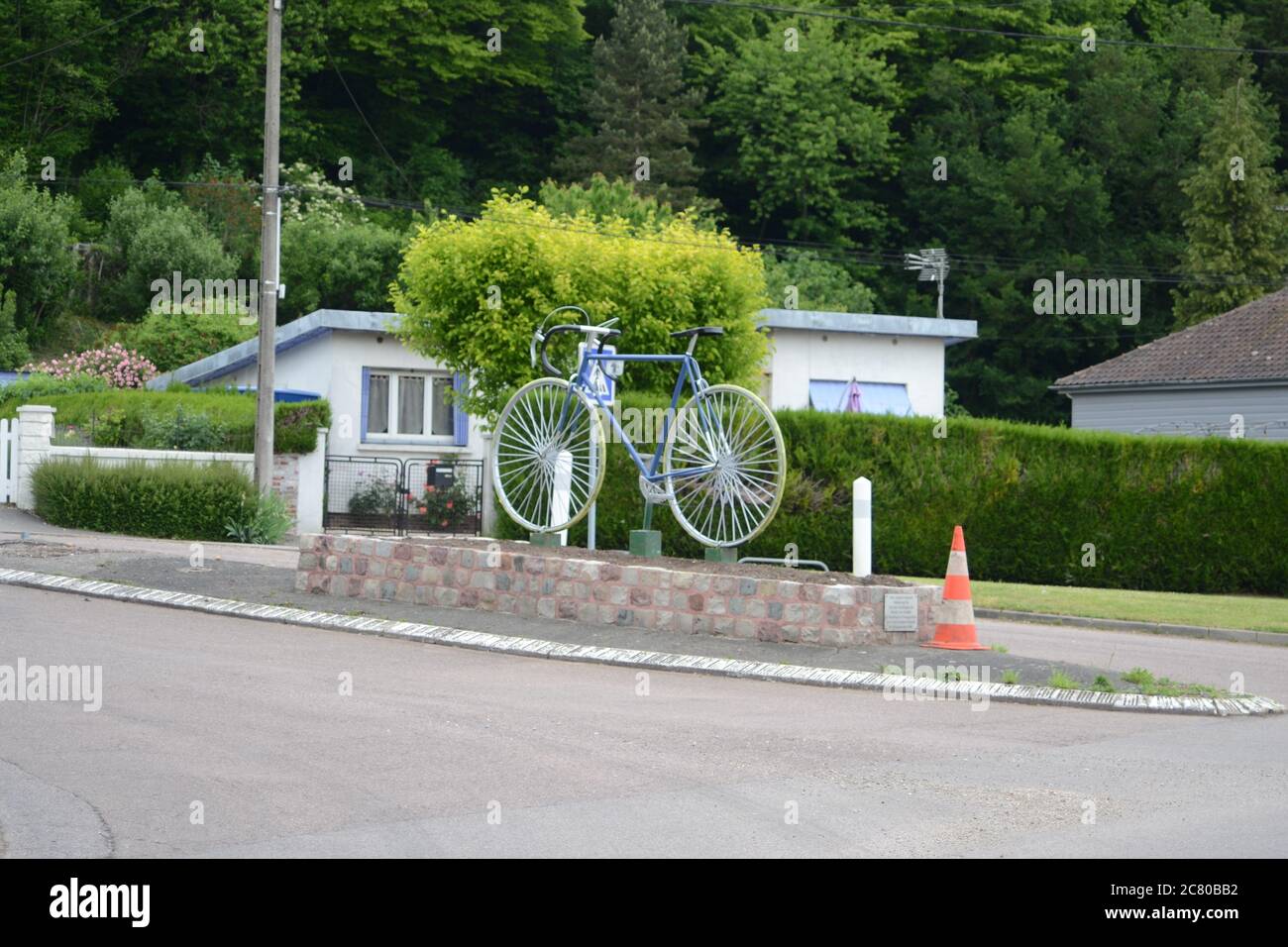 Primo piano di una bicicletta blu in le Treport Francia di giorno Foto Stock