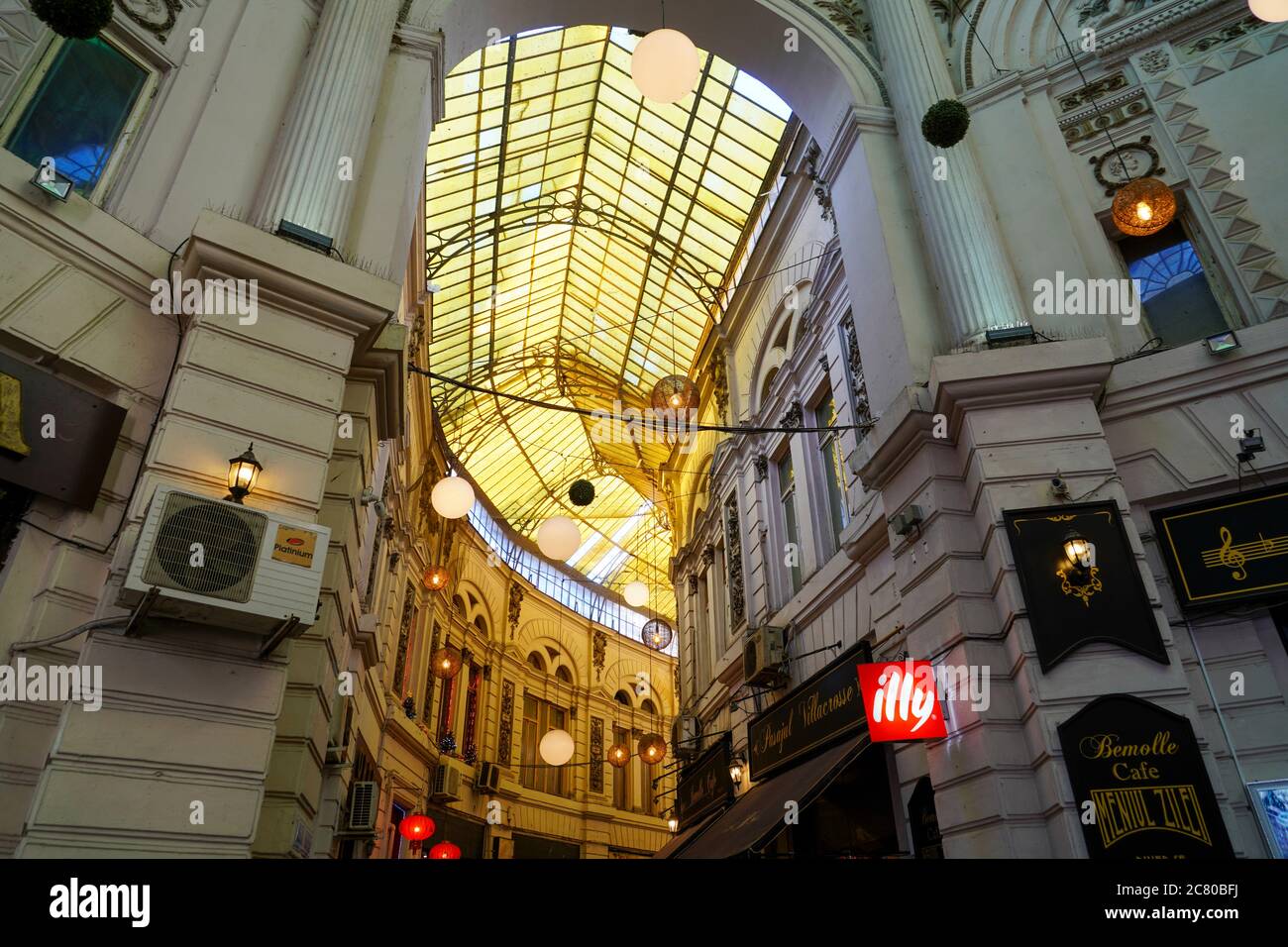 Bucarest, architettura Romania, scena di strada e città galleria di negozi dal tetto Foto Stock