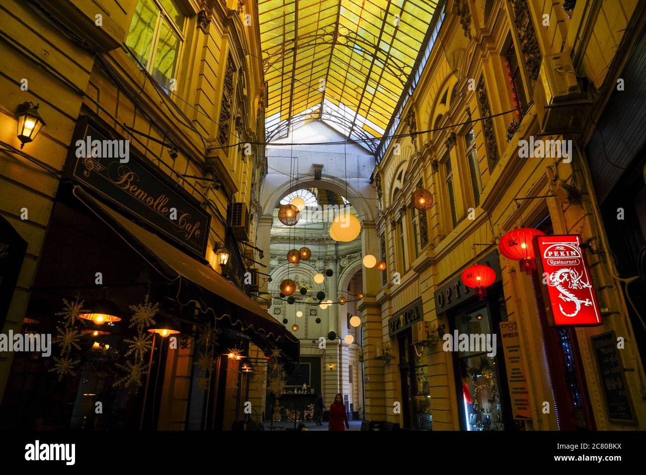 Bucarest, architettura Romania, scena di strada e città galleria di negozi dal tetto Foto Stock