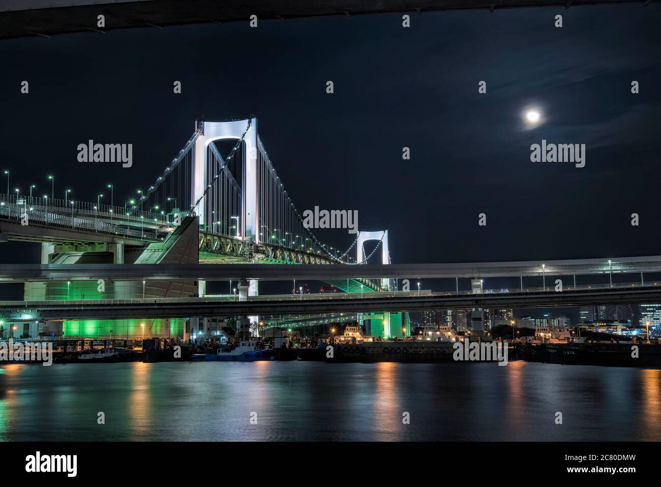 Tokyo Rainbow Bridge e la Luna Foto Stock