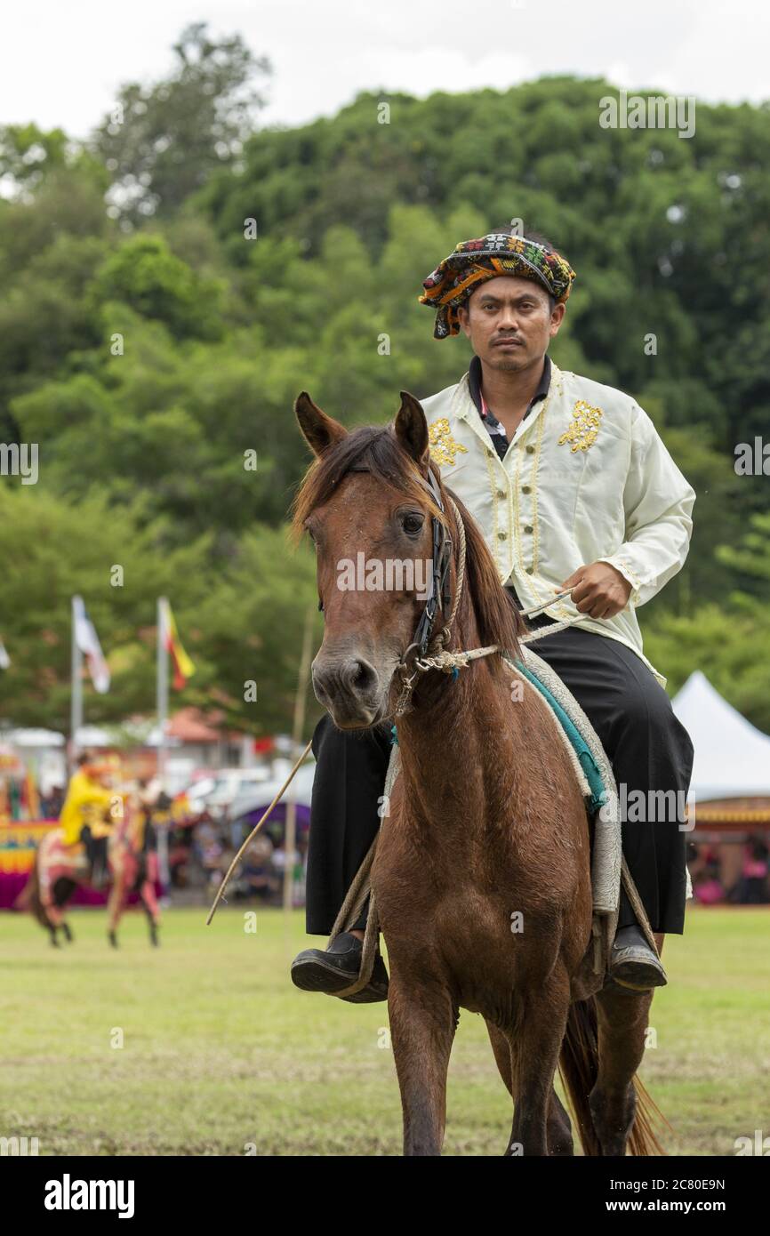 Tamu Besar festival Kota Belud Sabah Borneo Malesia tradizioni cowboy sud-est asiatico costume cavallo Foto Stock