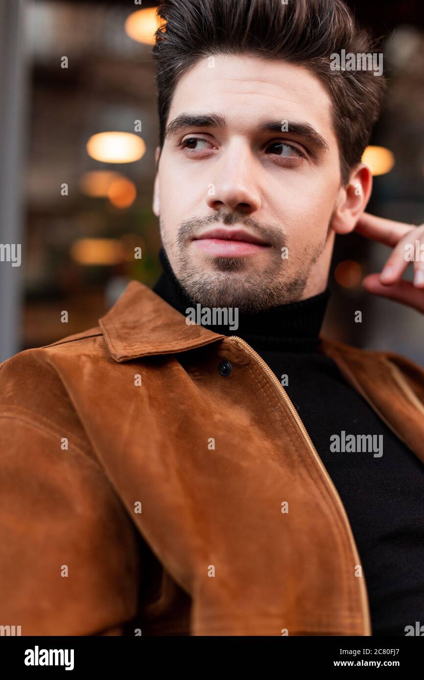 Ritratto di un bell'uomo casual che guarda in sicurezza all'esterno Foto Stock