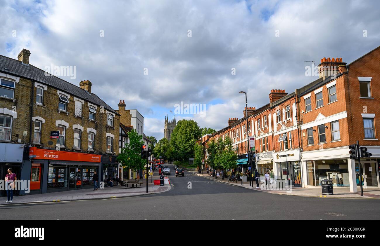 Beckenham (Greater London), Kent, Regno Unito. Beckenham High Street al Thornton's Corner. Guardando a nord lungo la High Street verso la chiesa di San Giorgio. Foto Stock