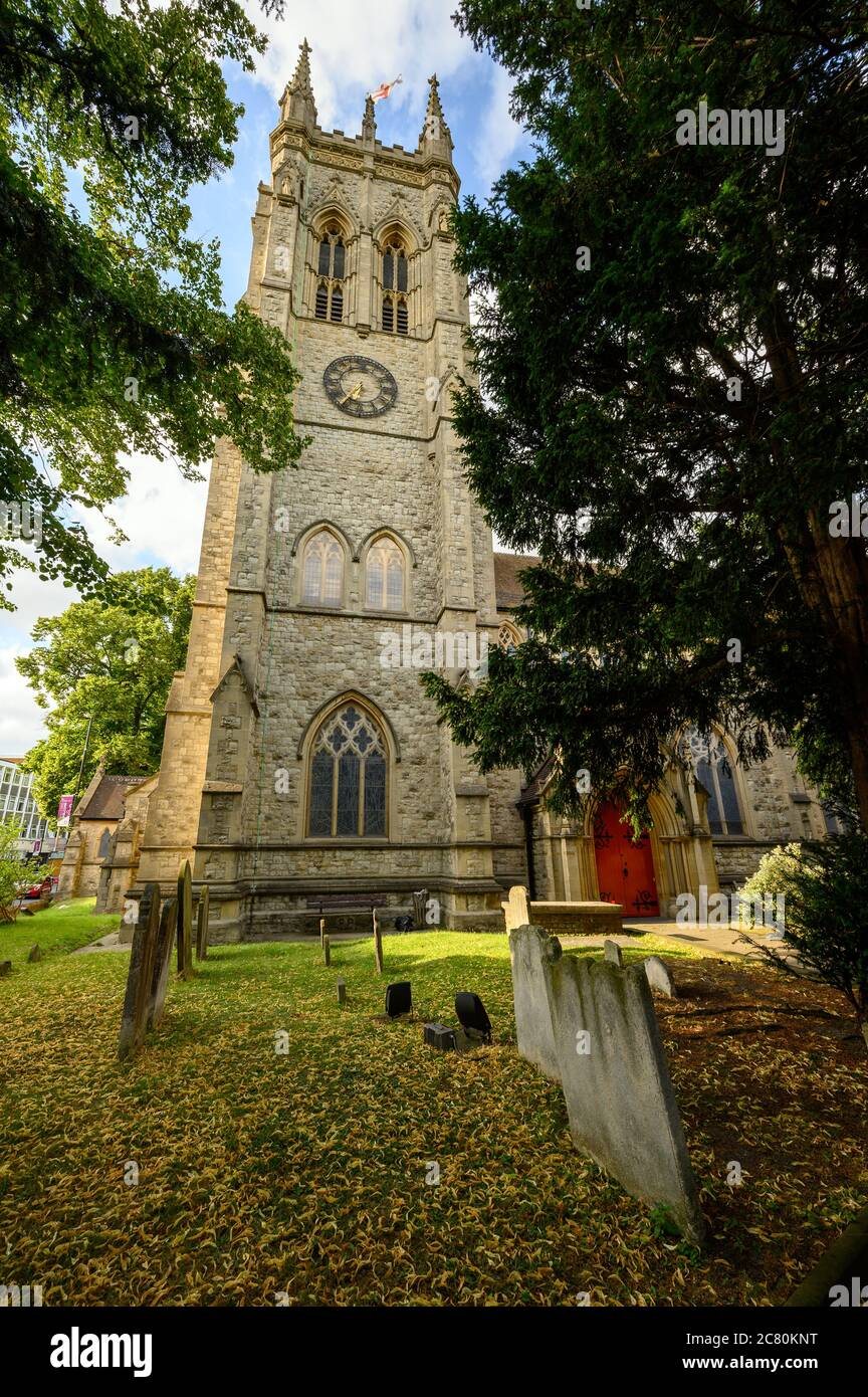 Beckenham (Greater London), Kent, Regno Unito. Chiesa di San Giorgio a Beckenham con la torre quadrata della chiesa e il cimitero con lapidi. Foto Stock