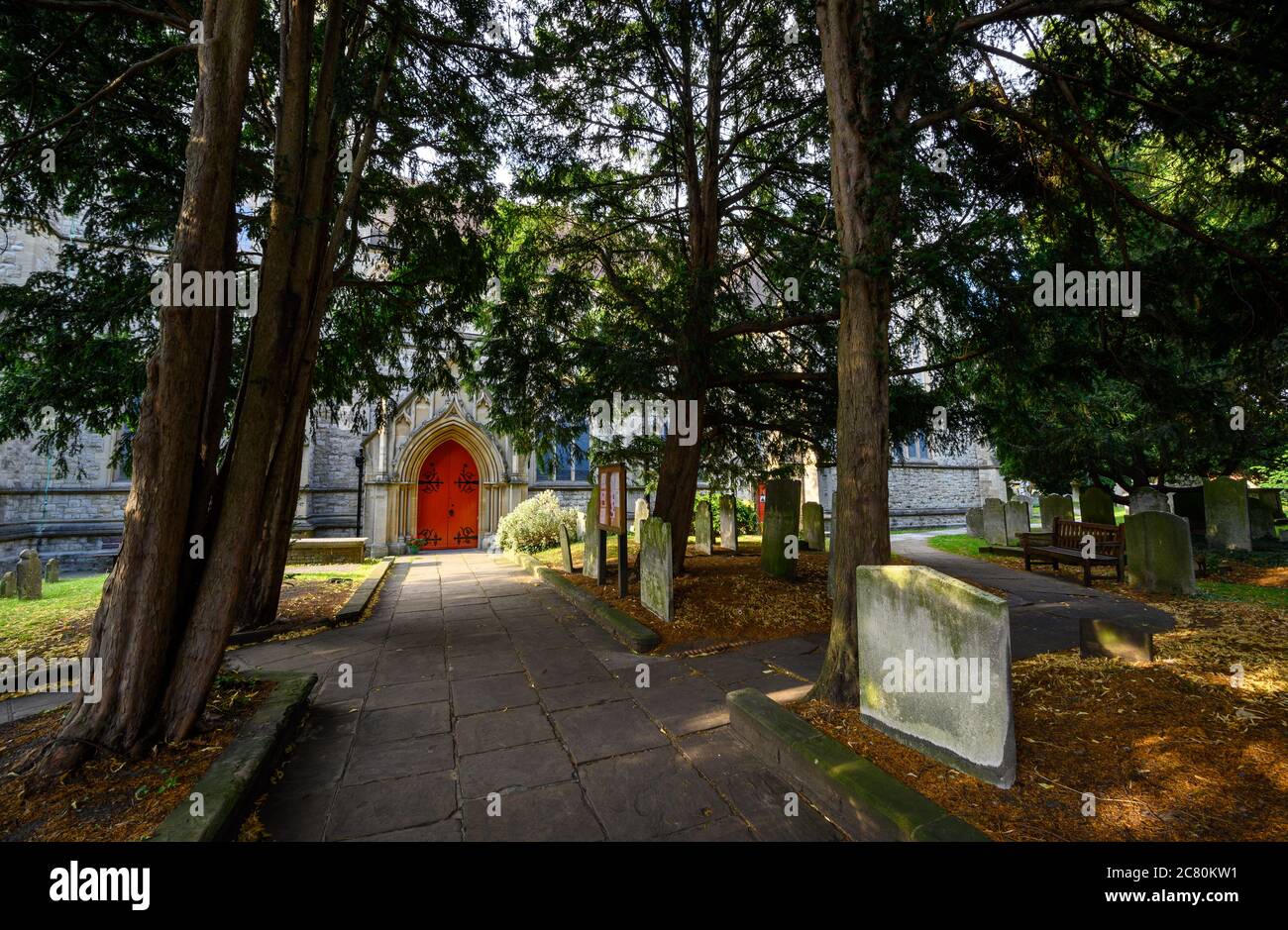 Beckenham (Greater London), Kent, Regno Unito. Chiesa di San Giorgio a Beckenham con cortile e sentiero per l'ingresso principale. St George's è una chiesa parrocchiale. Foto Stock