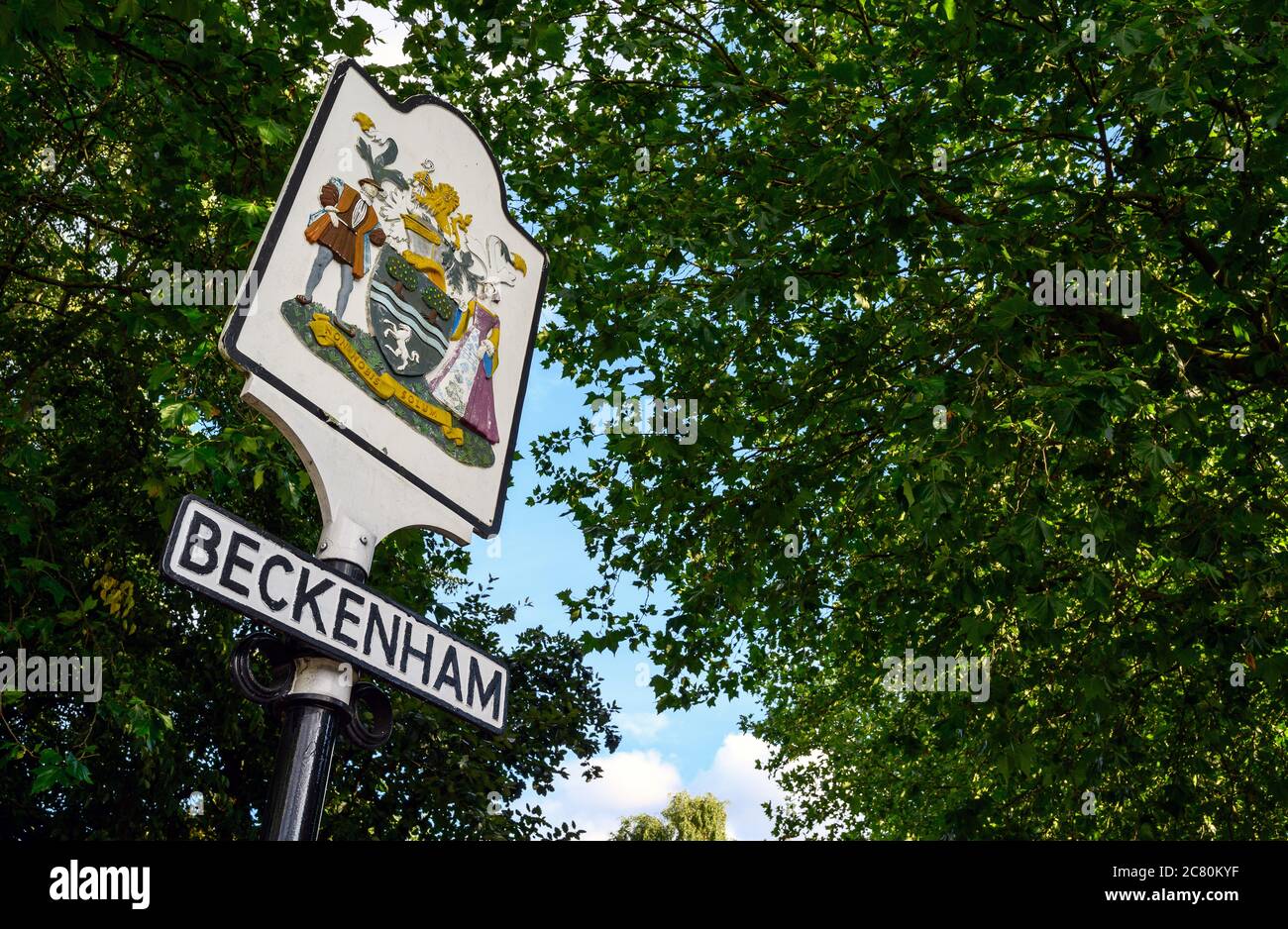 Beckenham (Greater London), Kent, Regno Unito. Segno storico della città vecchia su Beckenham Green con uno sfondo di alberi. Vicino alla High Street di Beckenham. Foto Stock