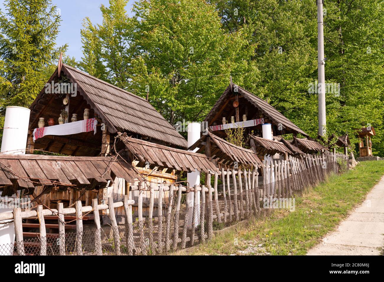 Etno villaggio in montagna, case di legno, primavera Foto Stock