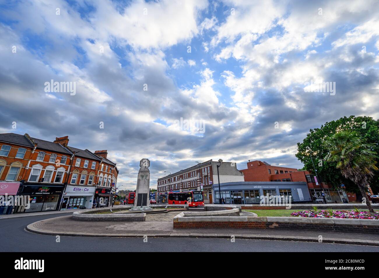 Beckenham (Greater London), Kent, Regno Unito. Beckenham monumento commemorativo degli uomini e delle donne di Beckenham caduti nelle due guerre mondiali. Foto Stock