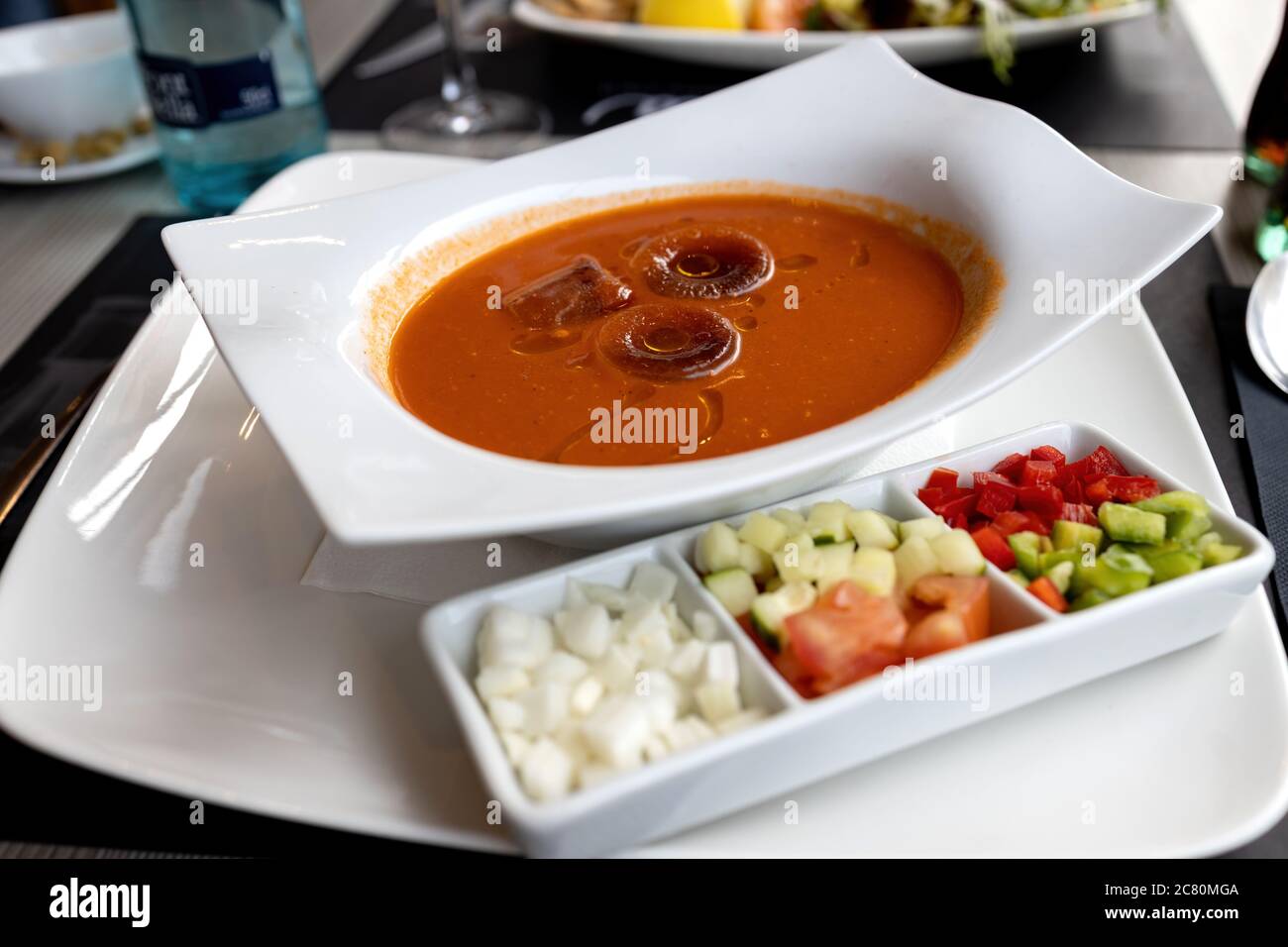 Rinfrescante gazpacho estivo freddo sul tavolo in un ristorante spagnolo Foto Stock