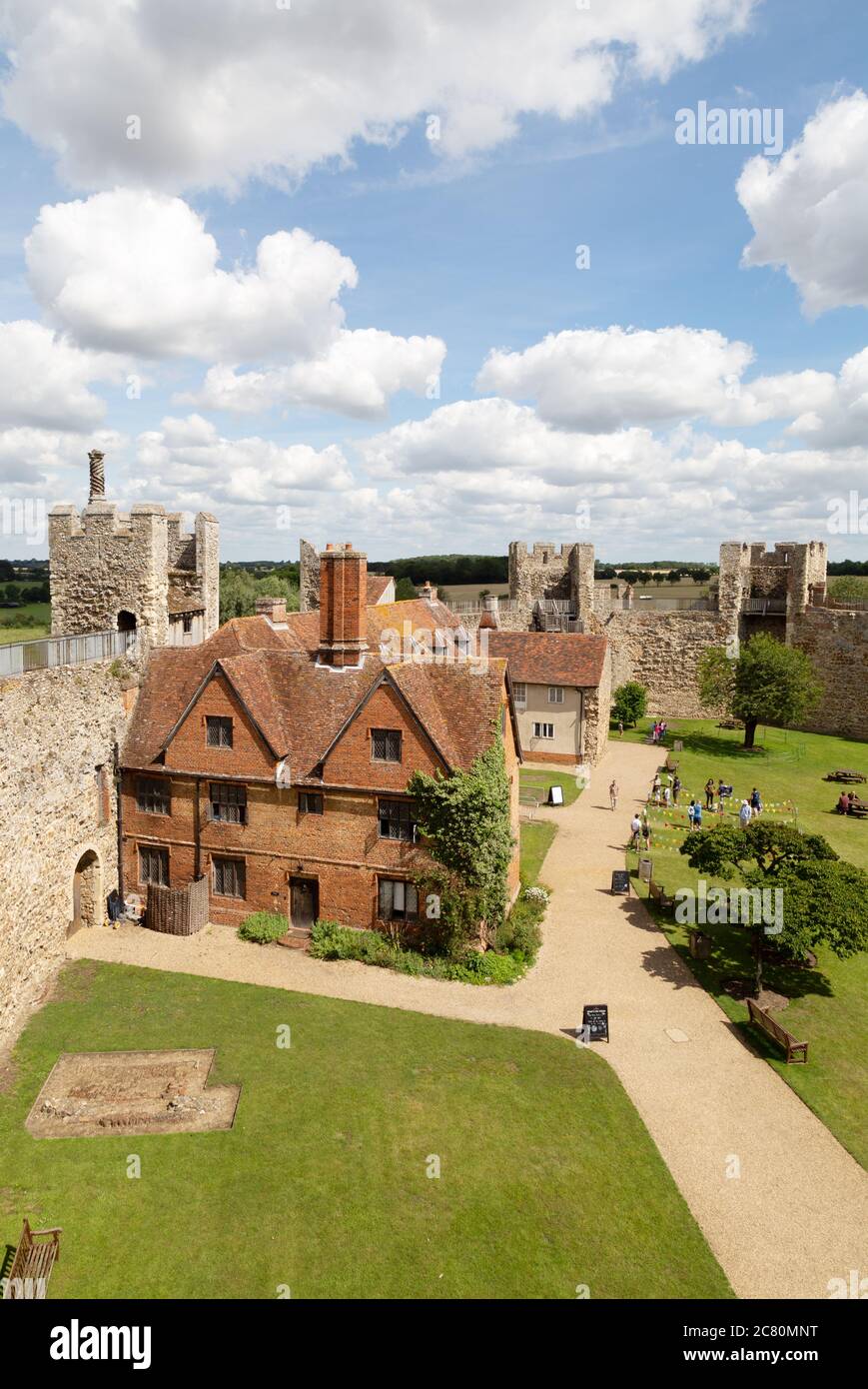 Suffolk Tourism; vista interna del Castello di Framlingham dalla passeggiata a muro, un edificio medievale del 12 ° secolo, Framlingham Suffolk Anglia Est Inghilterra UK Foto Stock