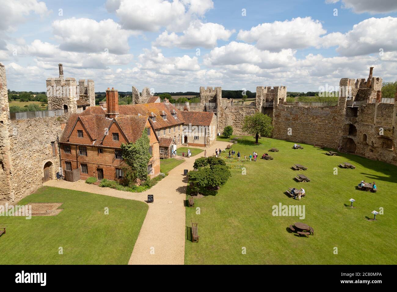 Turisti Suffolk; vista interna del Castello di Framlingham dalla passeggiata a muro, un edificio medievale del 12 ° secolo, Framlingham Suffolk Anglia Est Inghilterra UK Foto Stock