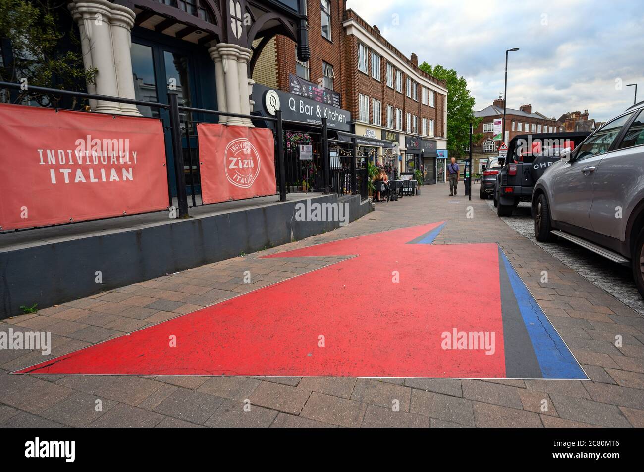 Beckenham (Greater London), Kent, Regno Unito. Il Bowie 'Lightning Bolt' in Beckenham High Street. Disegno tratto dal personaggio David Bowie Aladdin Sane. Foto Stock