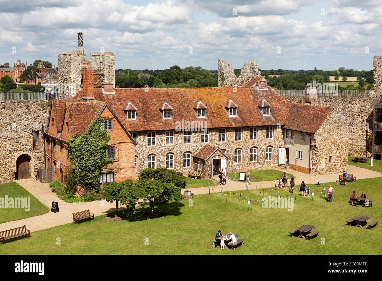 Framlingham Castello di lavoro casa composta da Casa Rossa, Workhouse e povera casa vista dalle mura del castello 12 ° secolo, Framlingham Suffolk UK Foto Stock