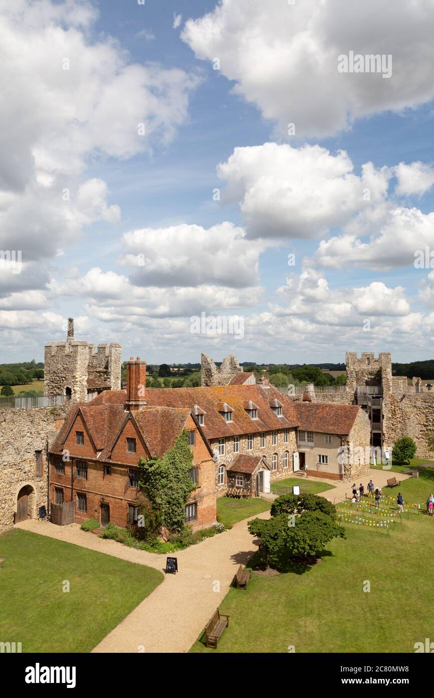 Framlingham Castle, Suffolk UK, vista all'interno delle mura della casa di lavoro del 17 ° secolo nel castello medievale 12 ° secolo, un sito patrimonio inglese. Foto Stock
