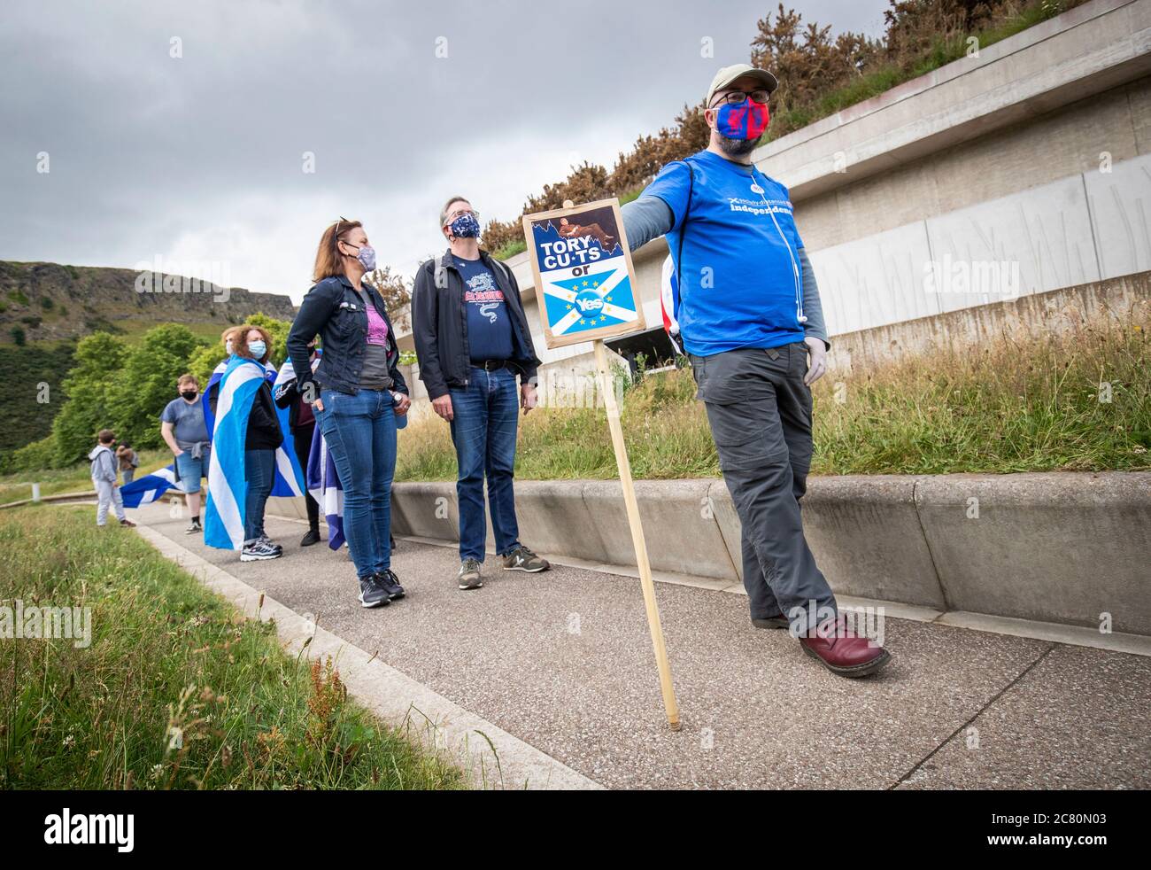 I membri di All Under One Banner partecipano a una dimostrazione statica per l'indipendenza scozzese al di fuori del Parlamento scozzese di Edimburgo. Foto Stock