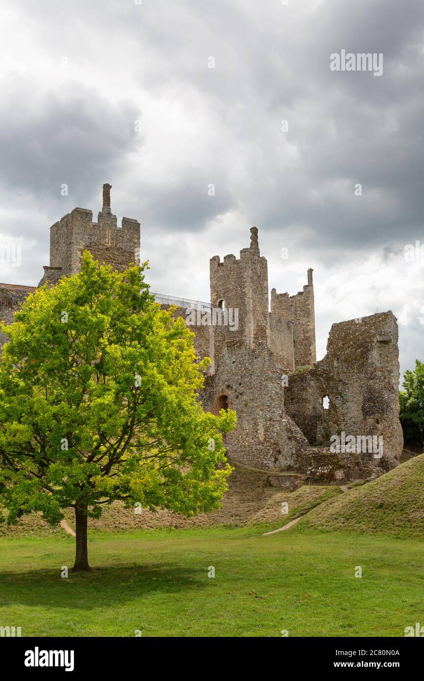 Framlingham Castle, Suffolk UK, una vista del 12 ° secolo monumento medievale da fuori le mura, sito patrimonio inglese, Anglia orientale, Inghilterra Foto Stock