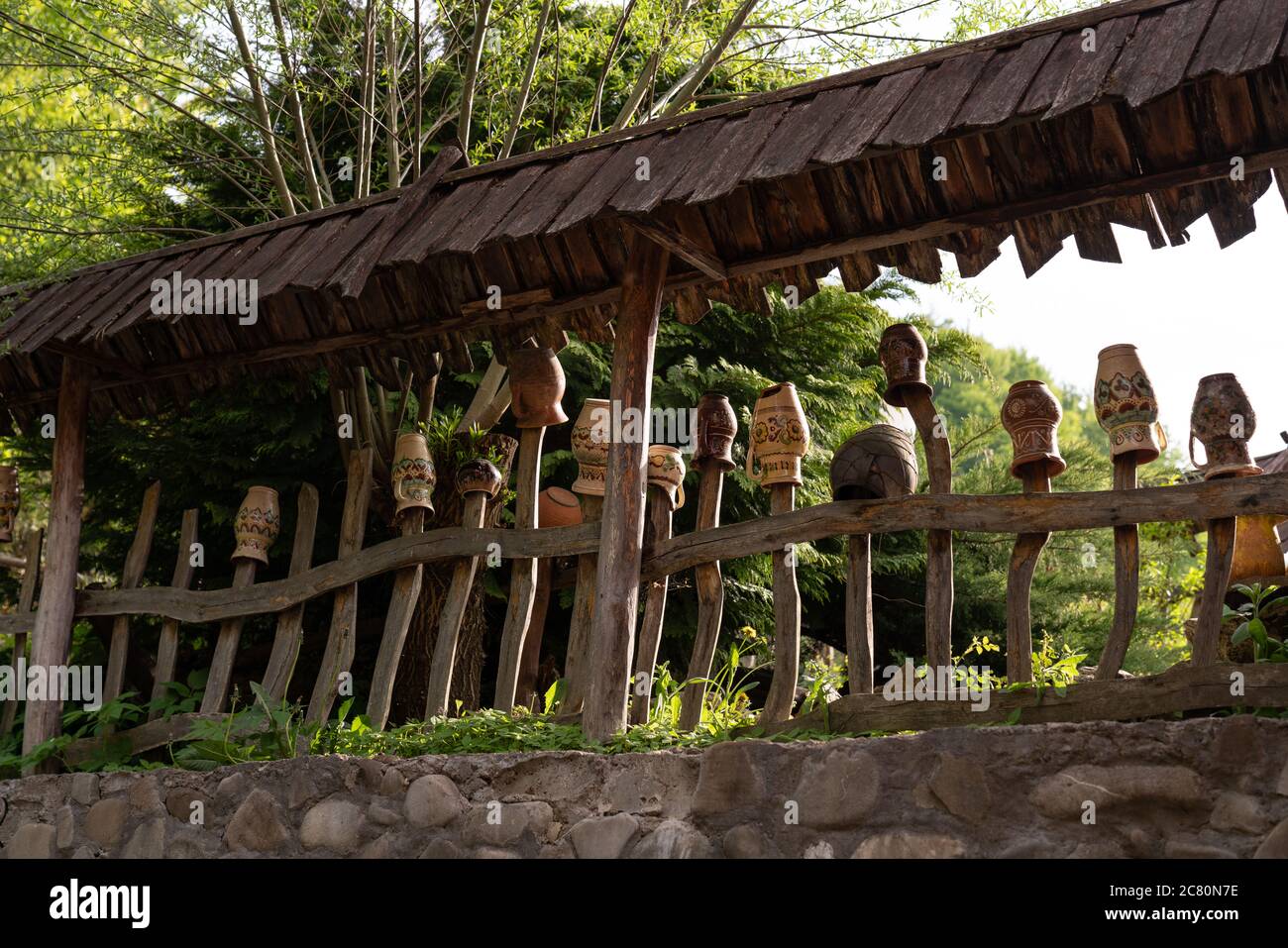 Clay Pot su Wicker Fence, all'aperto, Ucraina. Rural ucraino Nazionale stile Foto Stock
