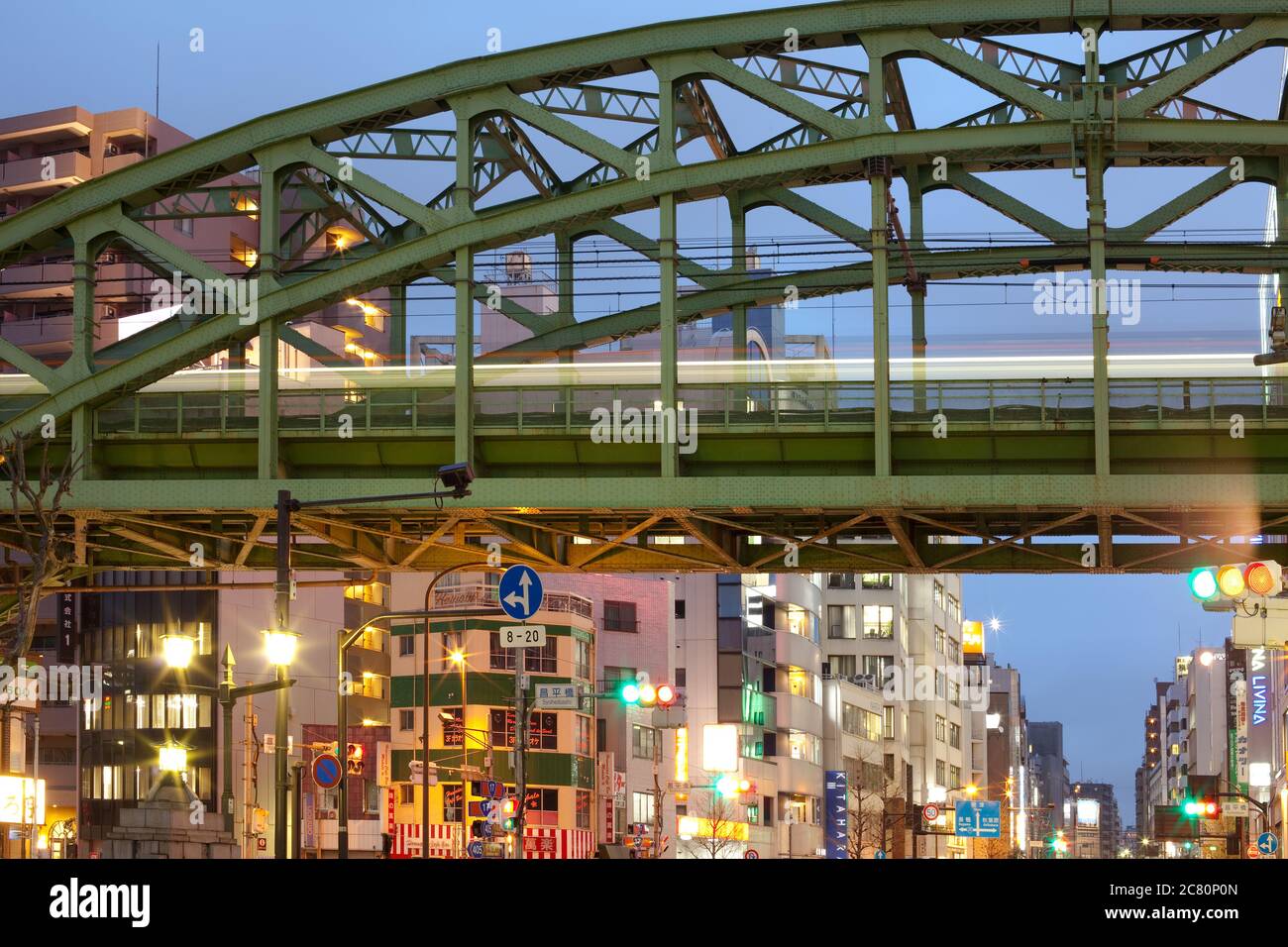 Akihabara Electric Town, Tokyo, Kanto Region, Honshu, Giappone - treno su ponte sopraelevato e edifici illuminati. Foto Stock