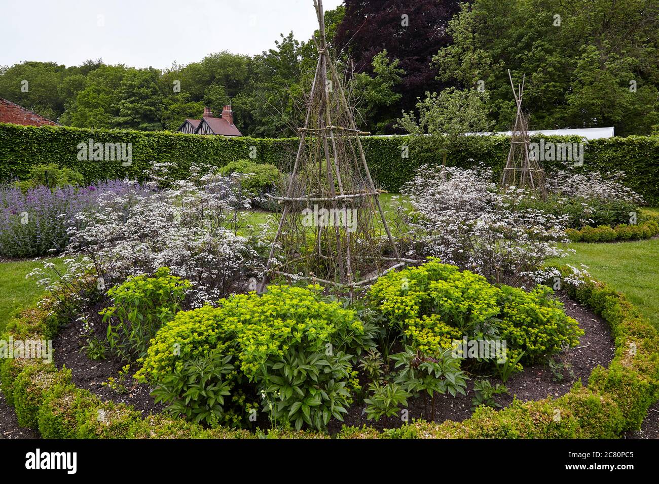 Vista del Perennial Meadow, Scampston Hall giardino murato progettato dal paesaggista olandese Piet Oudolf con vari fiori, arbusti e siepi Foto Stock