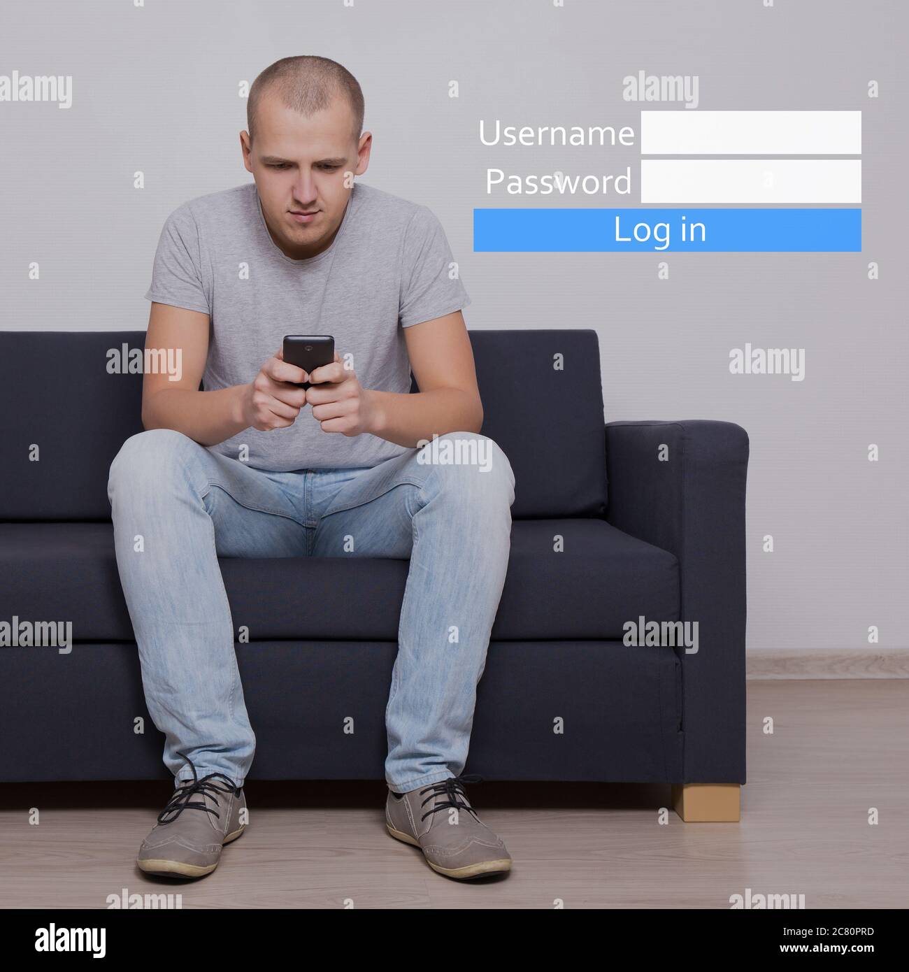 nome utente e password - giovane uomo bello seduto sul divano con telefono cellulare e pannello di login Foto Stock