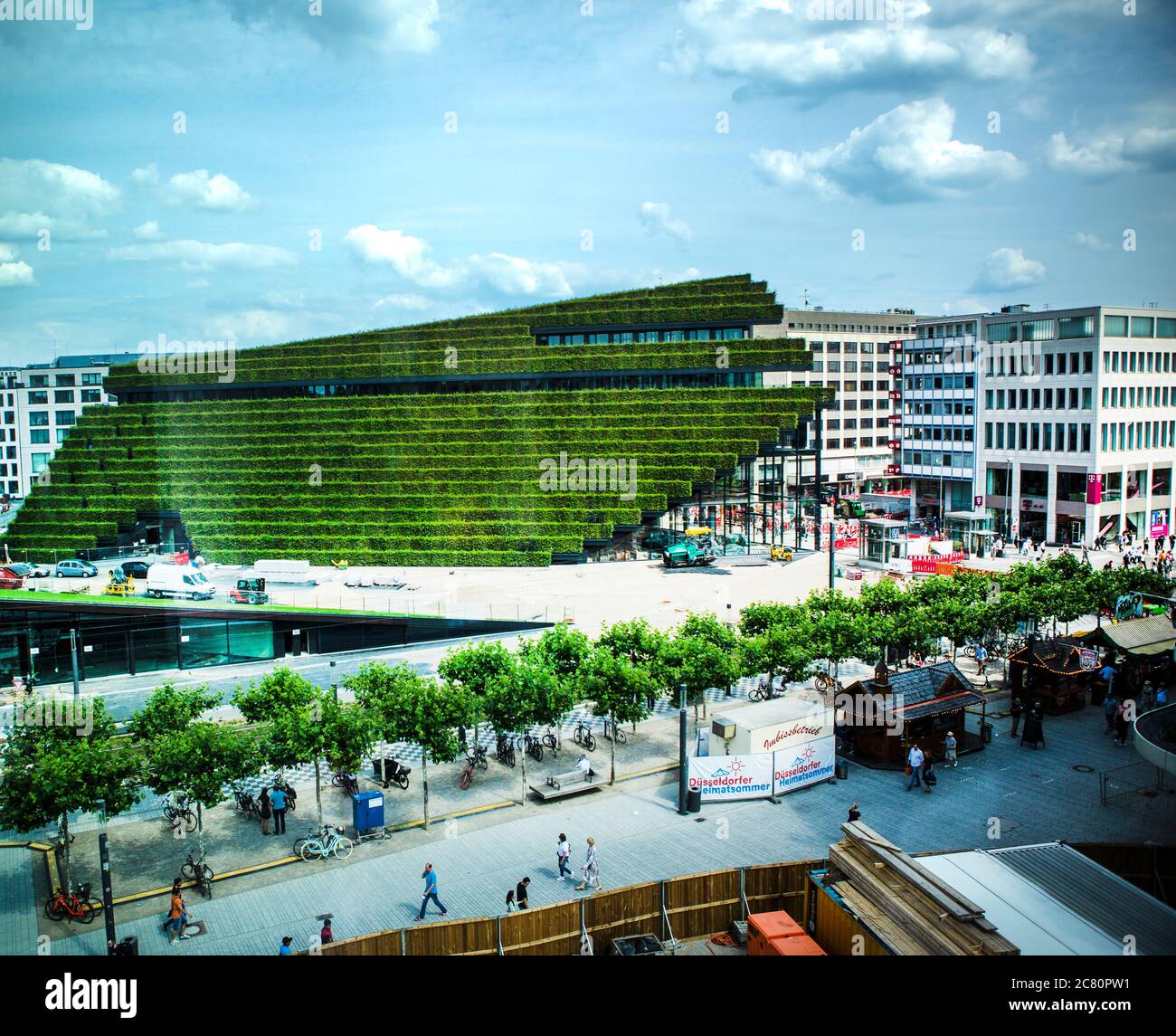 Die größte Grünfassade Europas ensteht in Düsseldorf am Kö-Bogen 2. Die Architekten von Ingenhoven gestalten die City neu. Foto Stock