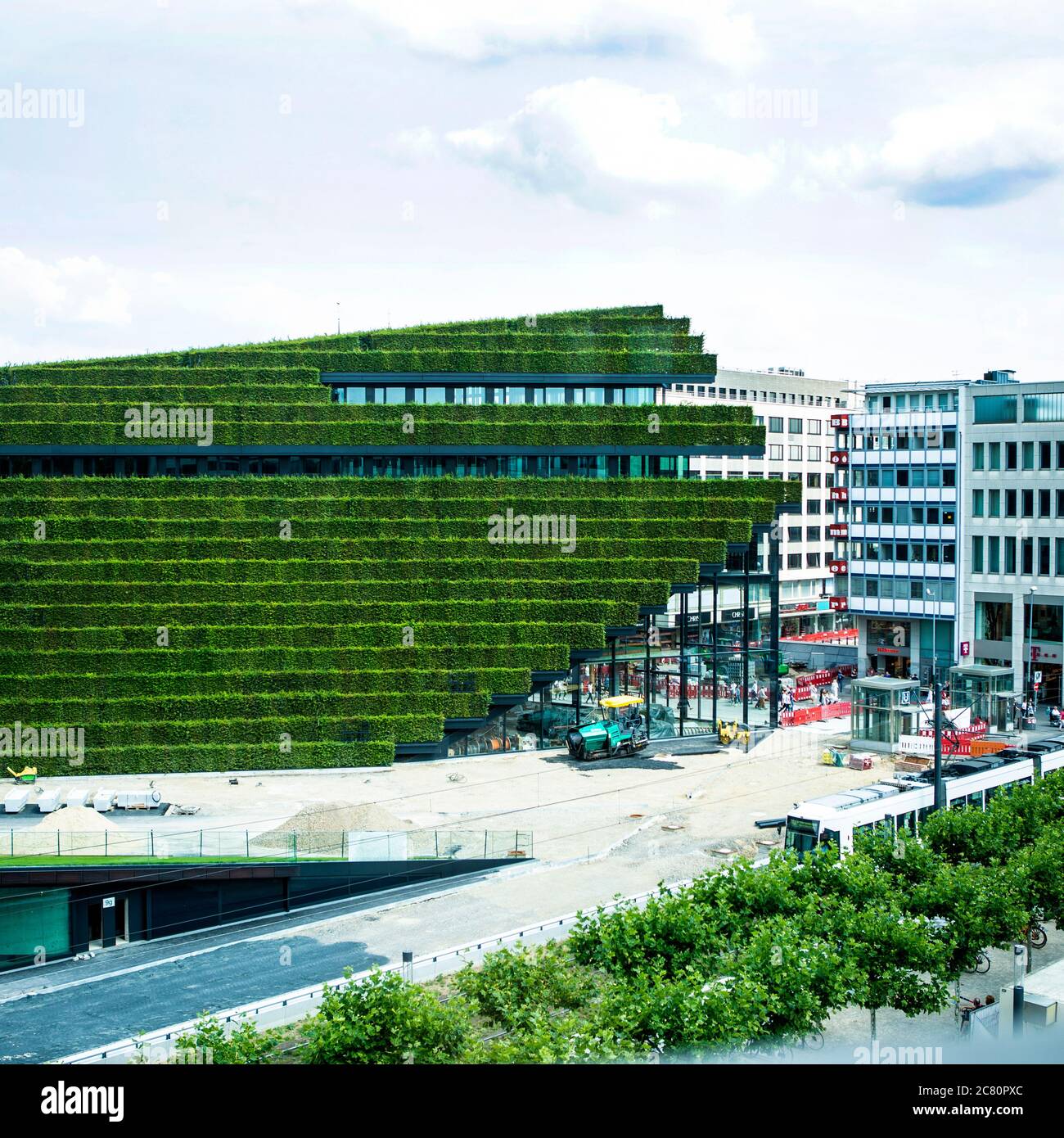 Die größte Grünfassade Europas ensteht in Düsseldorf am Kö-Bogen 2. Die Architekten von Ingenhoven gestalten die City neu. Foto Stock