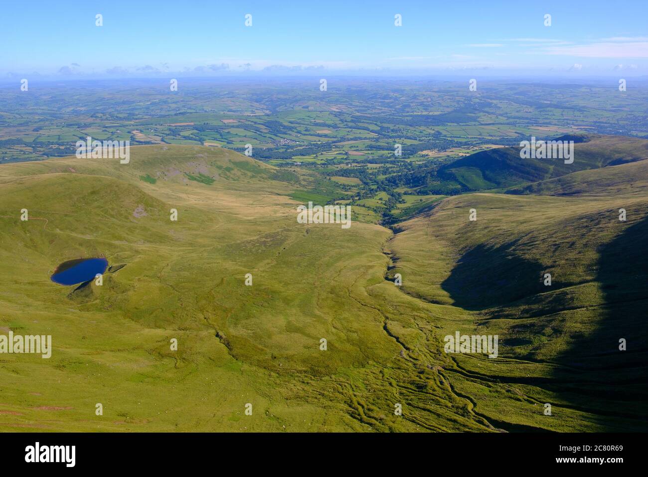 Brecon, Galles. 20 luglio 2020. La vista dalla cima del Corn Du nel Brecon Beacons guardando a nord Foto Stock