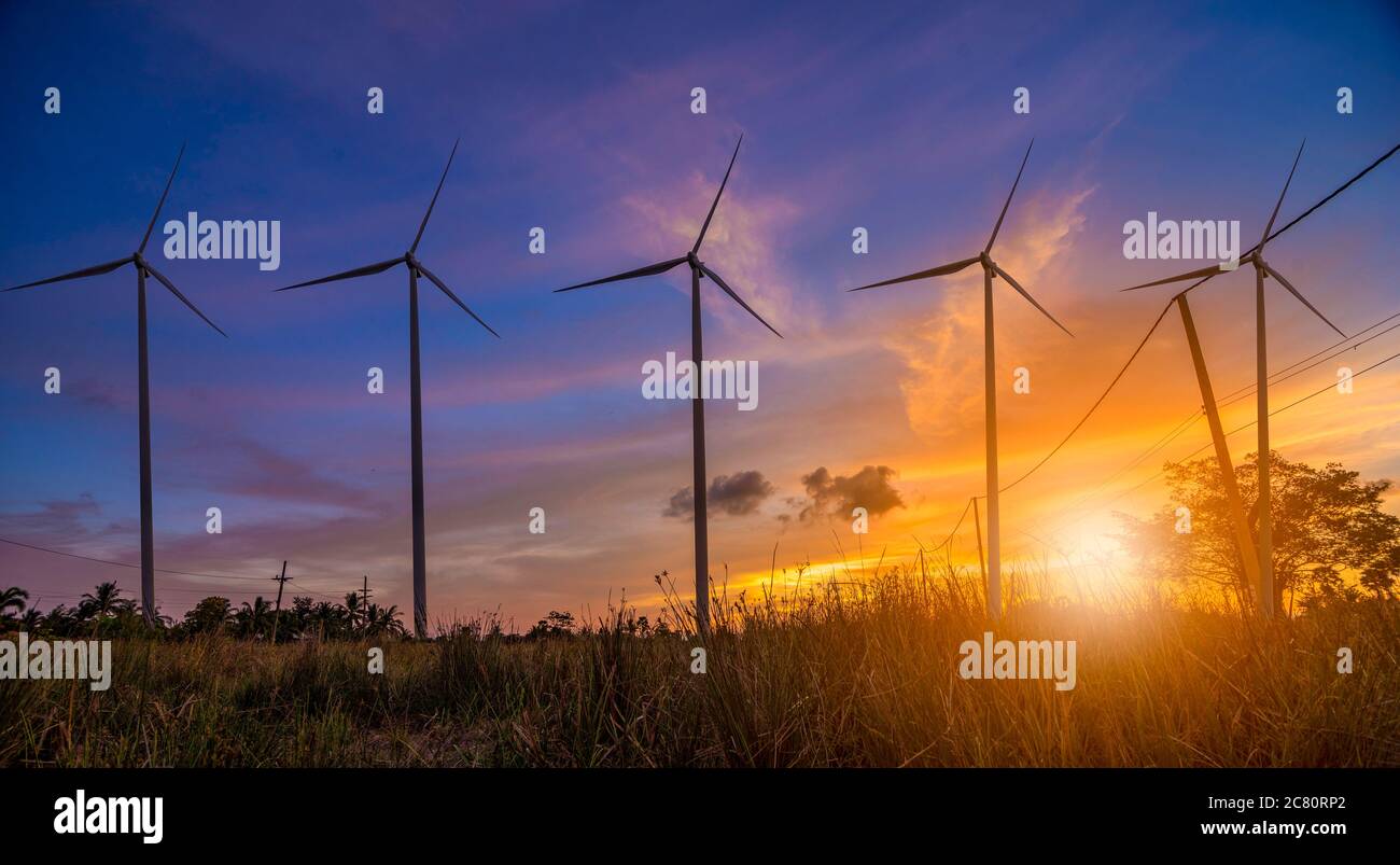 Turbina eolica o il potere di vento tradotto in elettricità, protezione ambientale rendono il mondo non caldo. Foto Stock