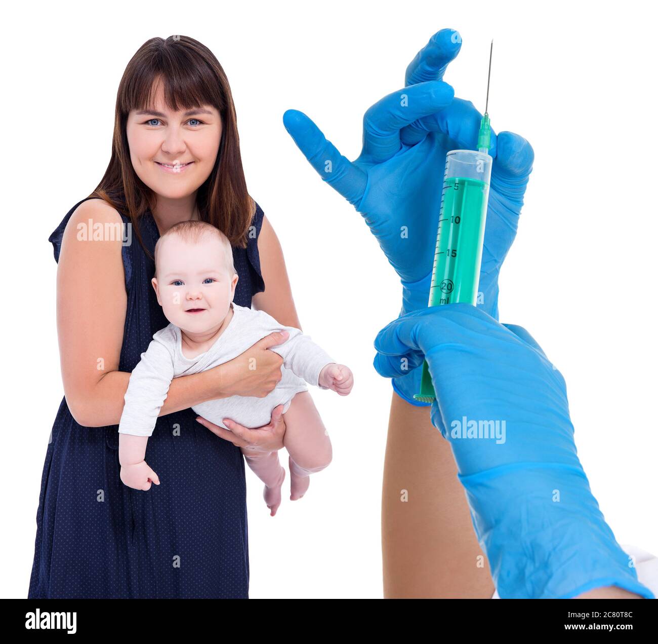 concetto di vaccinazione - giovane madre che tiene la bambina e le mani del medico con siringa isolata su sfondo bianco Foto Stock