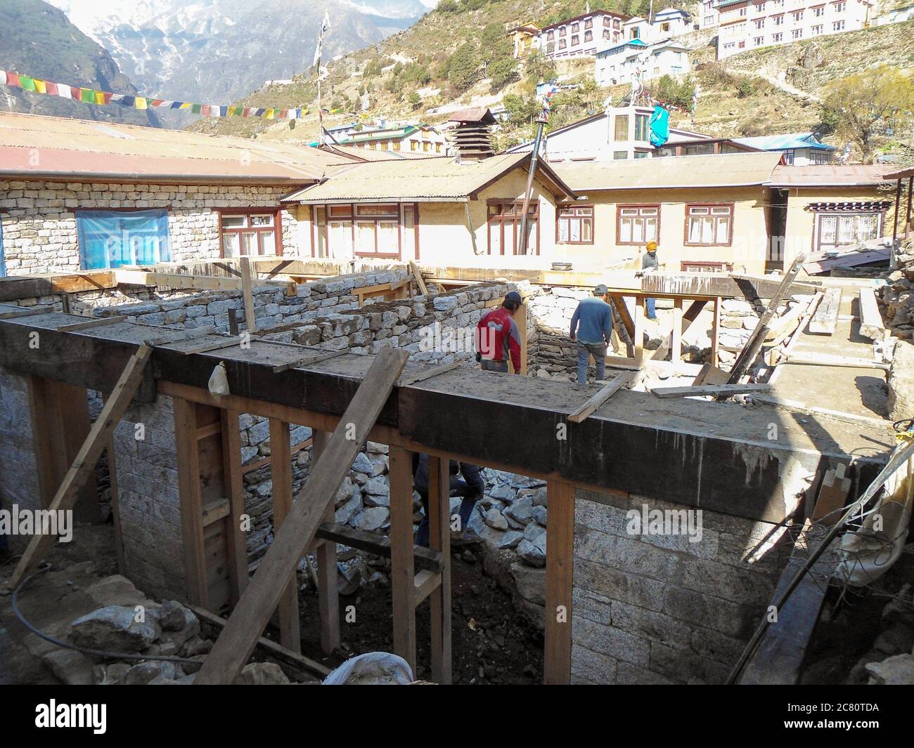Sherpa costruendo la loro casa tradizionale a Namche Bazar, Nepal Foto Stock