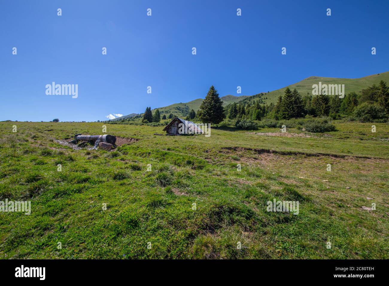 Un rifugio nella campagna montana, Tonale Est, Trentino, Italia Foto Stock