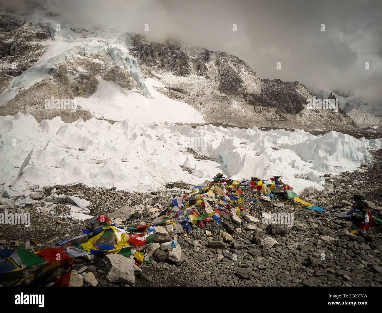 Bandiere di preghiera in fondo ad un'alta montagna nel trekking Everest base Camp Foto Stock