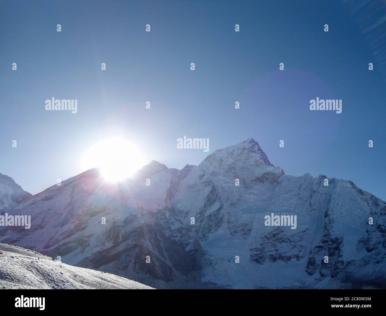 Incredibile vista panoramica dell'alba del Monte Everest dalla vetta di Kalla Pattar. La montagna più alta del mondo Foto Stock