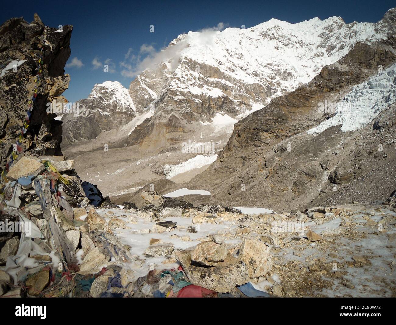 Bandiere di preghiera congelate al monte kala Patar nel trekking Everest base Camp. Alte montagne Foto Stock