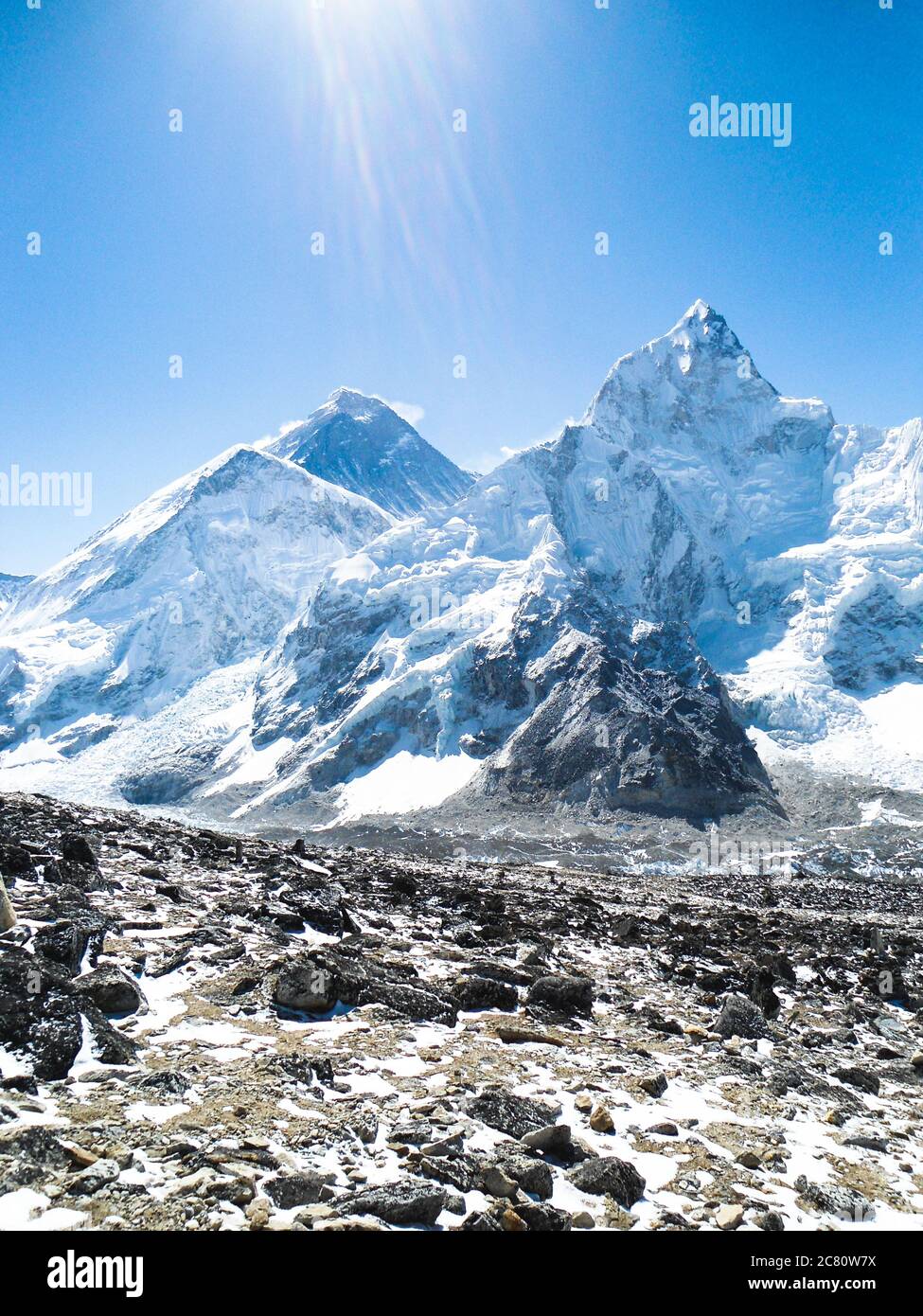 Vista incredibile del Monte Everest dalla vetta di Kalla Pattar. La montagna più alta del mondo Foto Stock