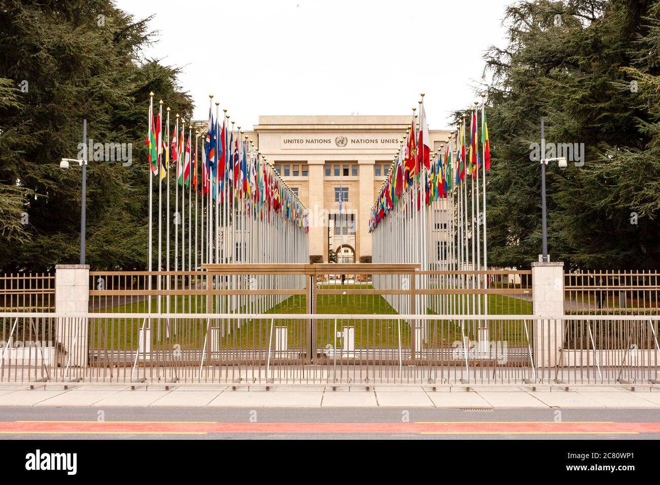 La navata delle bandiere che conduce al Palazzo delle Nazioni Unite a Ginevra. Bandiere dei 193 paesi membri in quattro file. Foto Stock