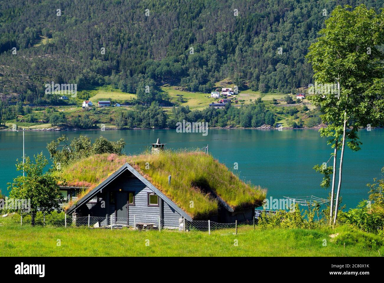 Norvegia, casa con tetto in erba situata sul Lusterfjord Foto Stock