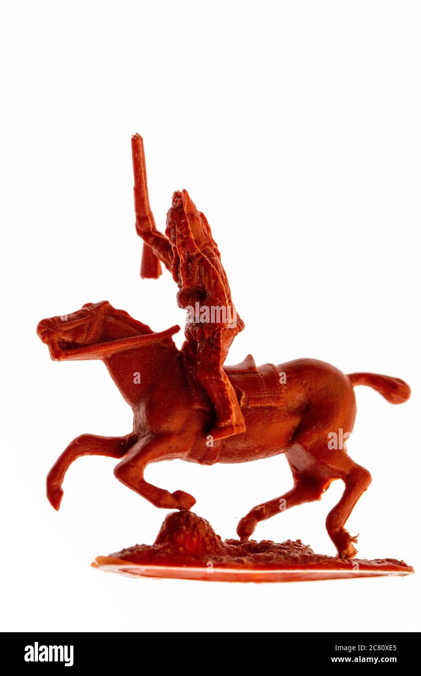 Airfix ho/00 modello indiano dal 1960. Primo piano di coraggiosi indiani, guerrieri, tenenti fucile in aria mentre cavalca un cavallo di carica. Foto Stock Airfix ho/00 modello indiano dal 1960. Primo piano di coraggiosi indiani, guerrieri, tenenti fucile in aria mentre cavalca un cavallo di carica. Foto Stock
