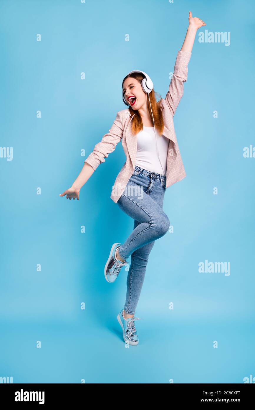 Foto a dimensione intera di pazzesca festa di ballo della ragazza candida funky discoteca alzare le mani ascoltare musica suono stereo cuffie indossare bene look outfit isolato sopra Foto stock Alamy