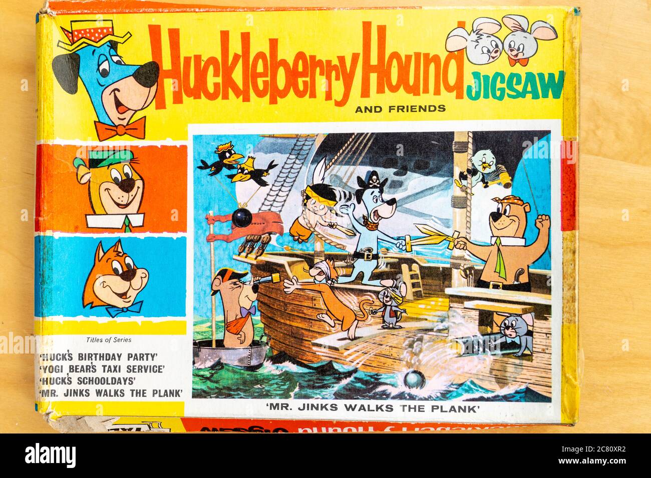 Huckleberry Hound e amici, Yogi Bear e Pixie e Dixie con mr Jinks jigsaw puzzle box degli anni '60. "MR Jinks walksthe Plank". Foto Stock