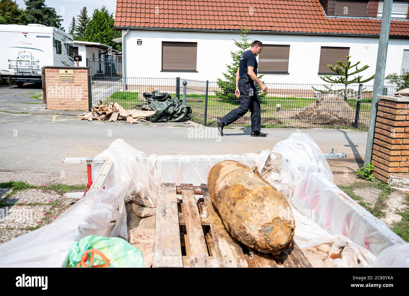 Berlino, Germania. 20 luglio 2020. La bomba disinnescata della seconda guerra mondiale si trova su un pallet di fronte al sito (buco nel giardino anteriore). La bomba dud da 250 kg di disegno britannico era stata trovata venerdì nel distretto di Britz. Circa 1750 persone hanno dovuto lasciare il raggio di 500 metri della barriera. Credit: Fabian Sommer/dpa/Alamy Live News Foto Stock