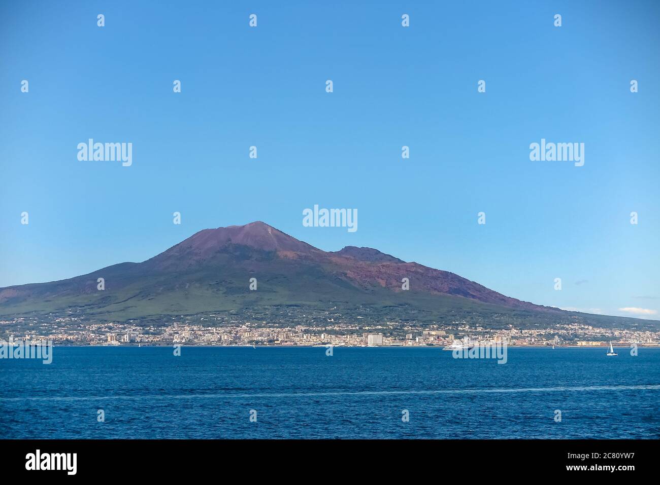 Vista panoramica sul Vesuvio con la città di Napoli e il Mar Mediterraneo, comune di Sorrento, provincia di Napoli, Italia Foto Stock