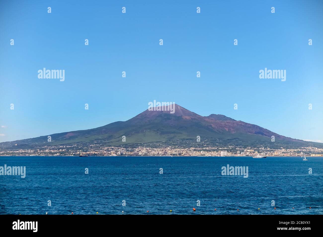 Vista panoramica sul Vesuvio con la città di Napoli e il Mar Mediterraneo, comune di Sorrento, provincia di Napoli, Italia Foto Stock